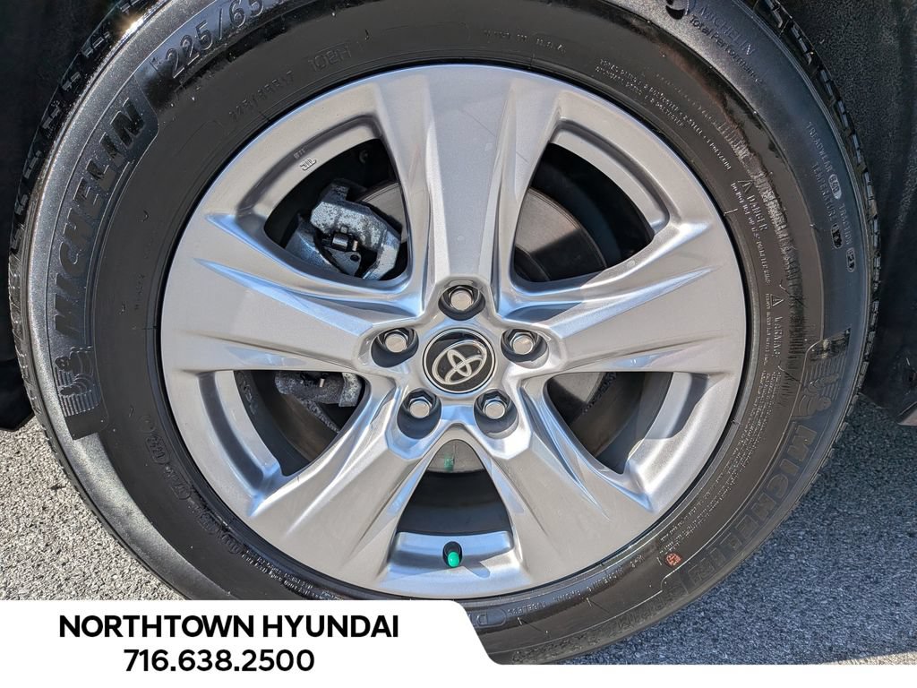Used 2025 Toyota RAV4 XLE AWD/4WD image 39