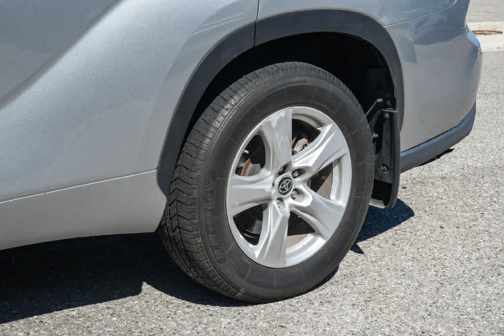 Certified 2023 Toyota Highlander LE AWD/4WD image 11