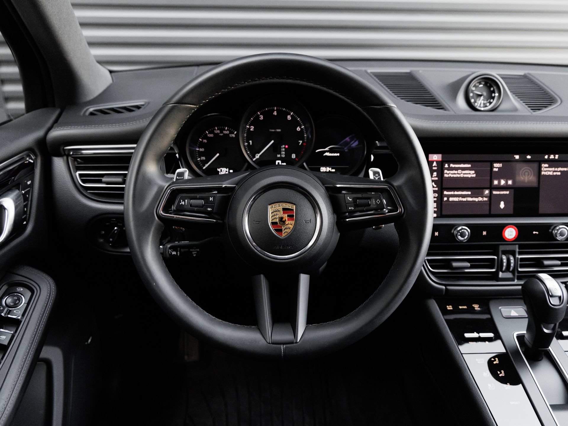 Certified 2025 Porsche Macan AWD/4WD image 17