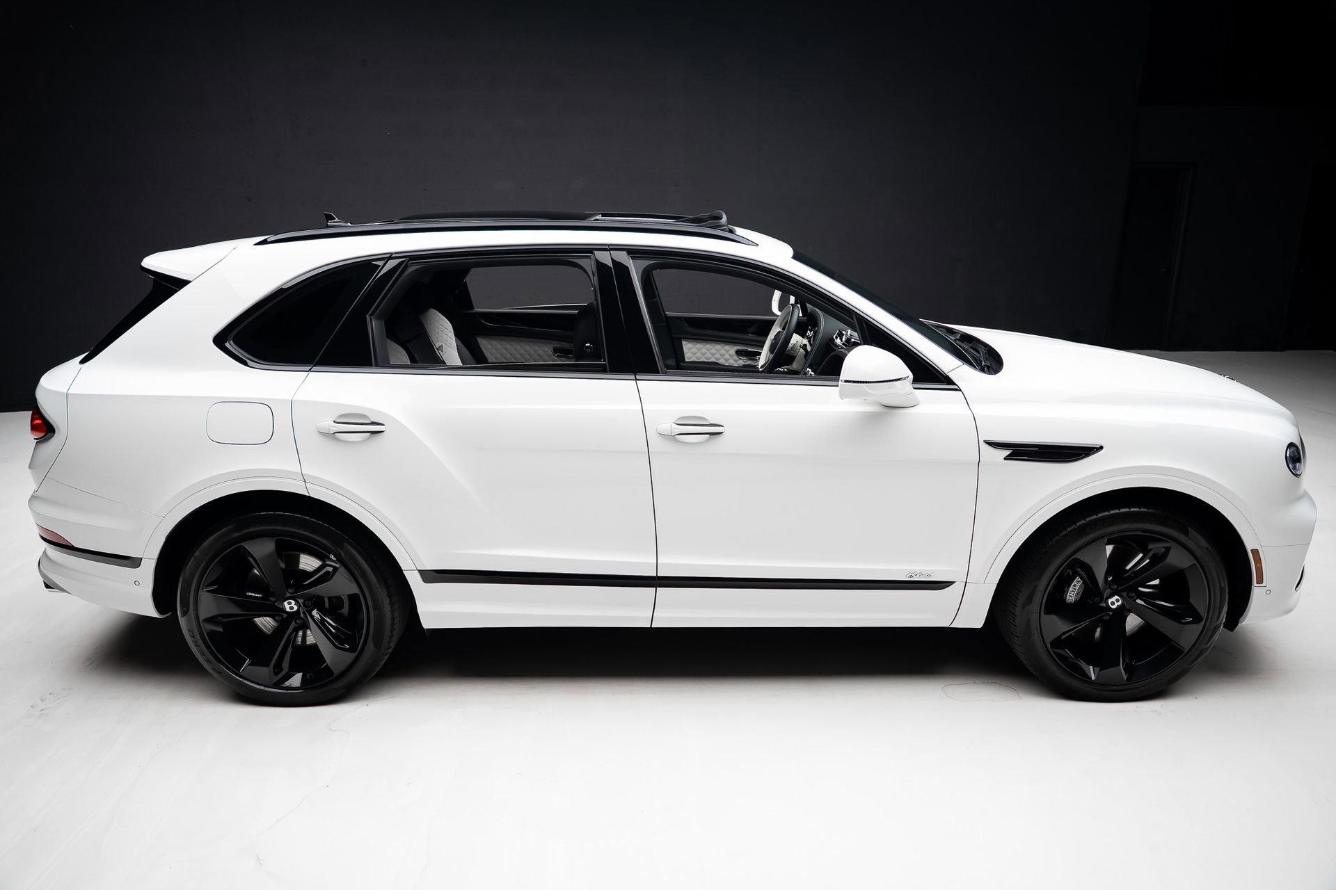 Used 2021 Bentley Bentayga Plug-In Hybrid image 33