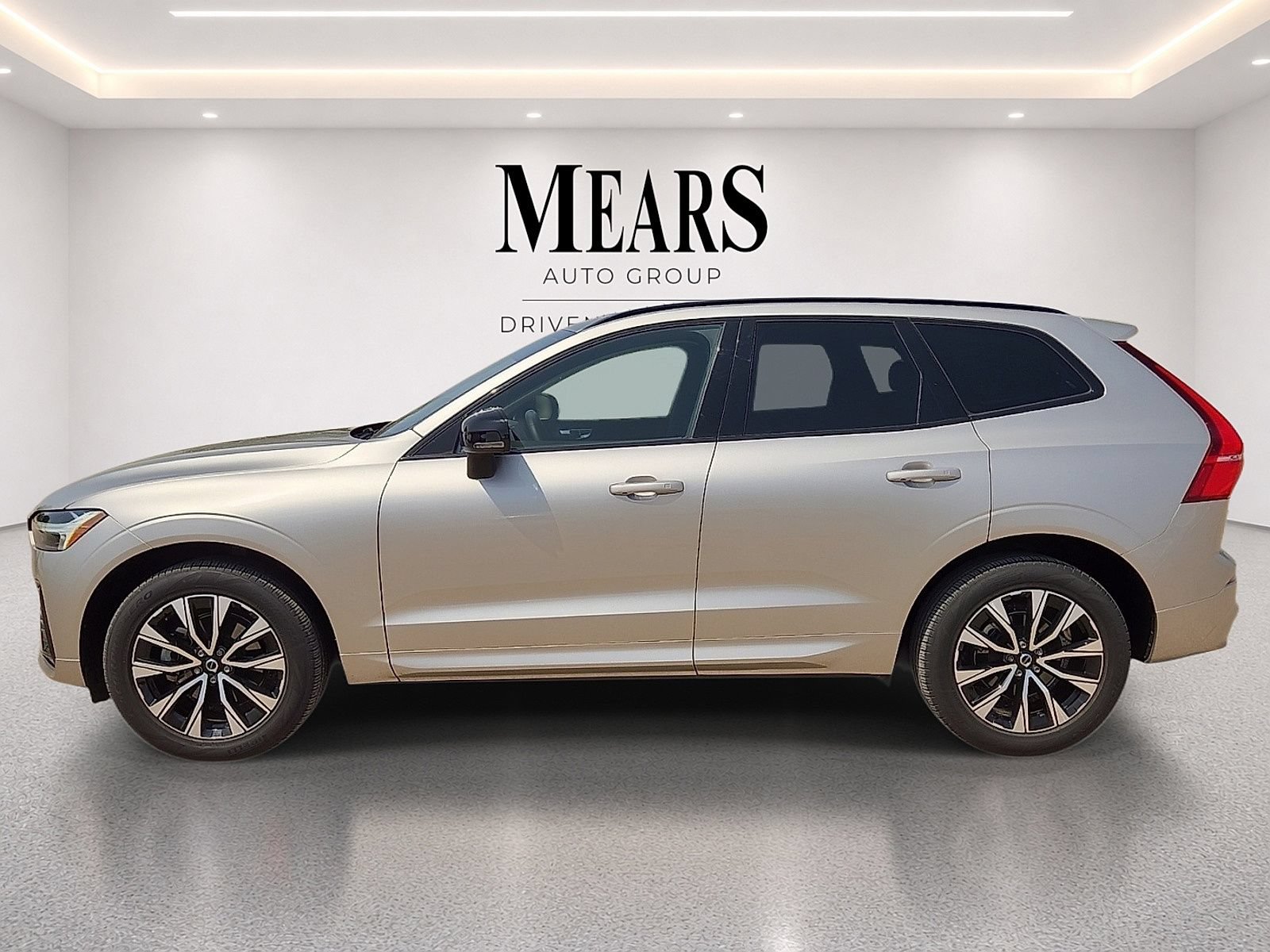 Certified 2024 Volvo XC60 B5 Core AWD/4WD image 3