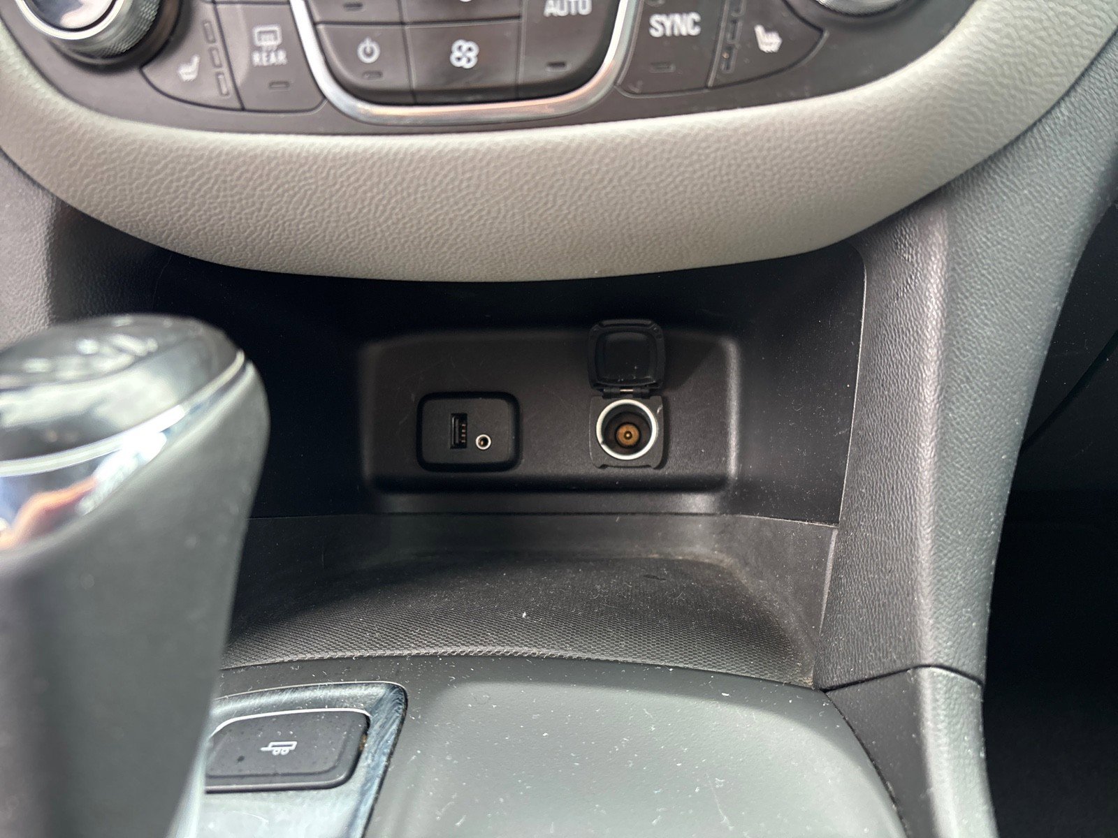 Used 2018 Chevrolet Equinox LT image 22