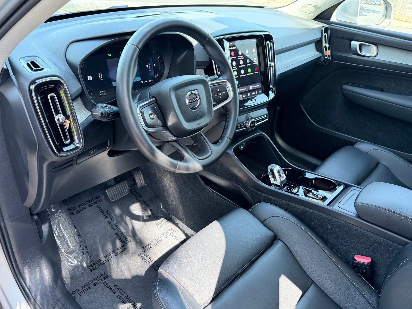 Used 2025 Volvo XC40 B5 Plus AWD/4WD image 11