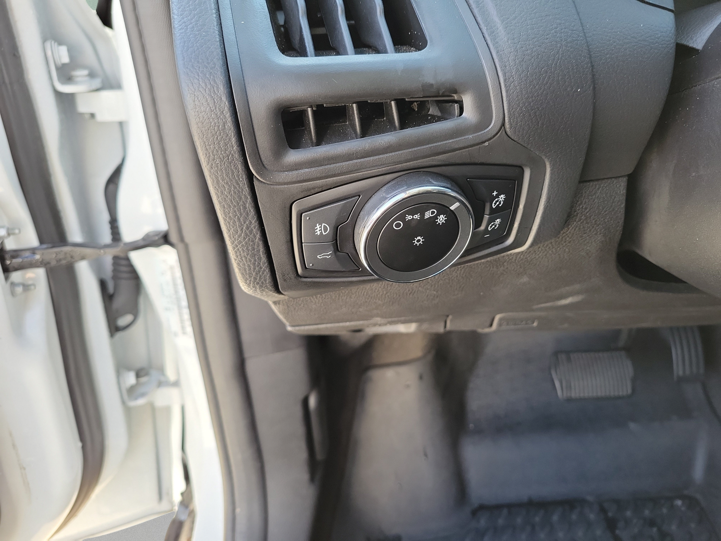 Used 2018 Ford Focus SEL FWD image 25