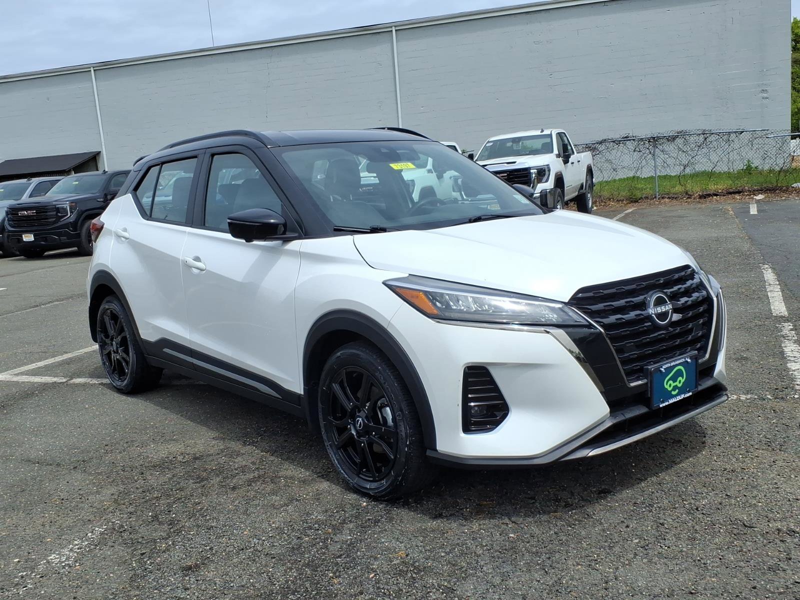 Used 2023 Nissan Kicks SR w/ SR Premium Package FWD image 1