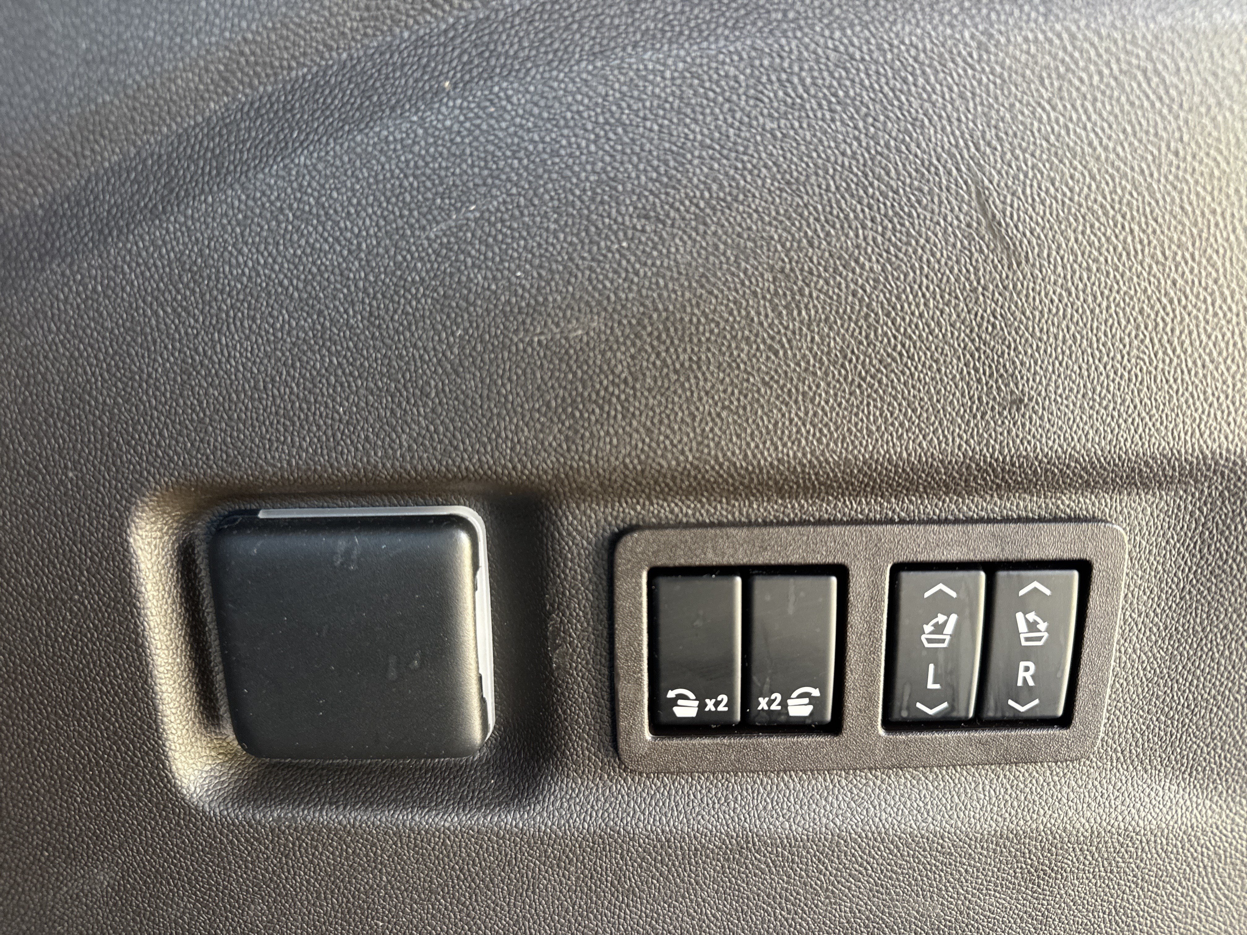 Used 2024 GMC Yukon XL SLT w/ SLT Luxury Package RWD image 34