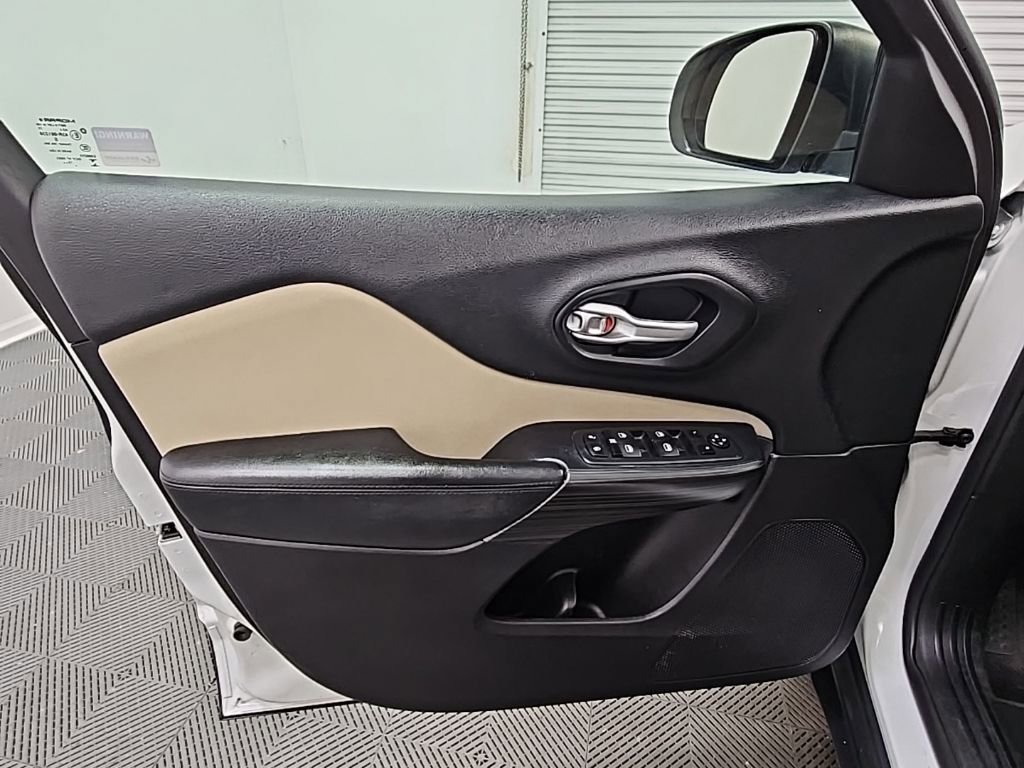 Used 2016 Jeep Cherokee Sport image 25