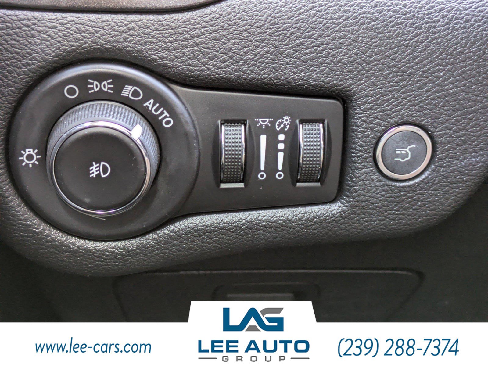 Used 2020 Jeep Cherokee Trailhawk AWD/4WD image 21