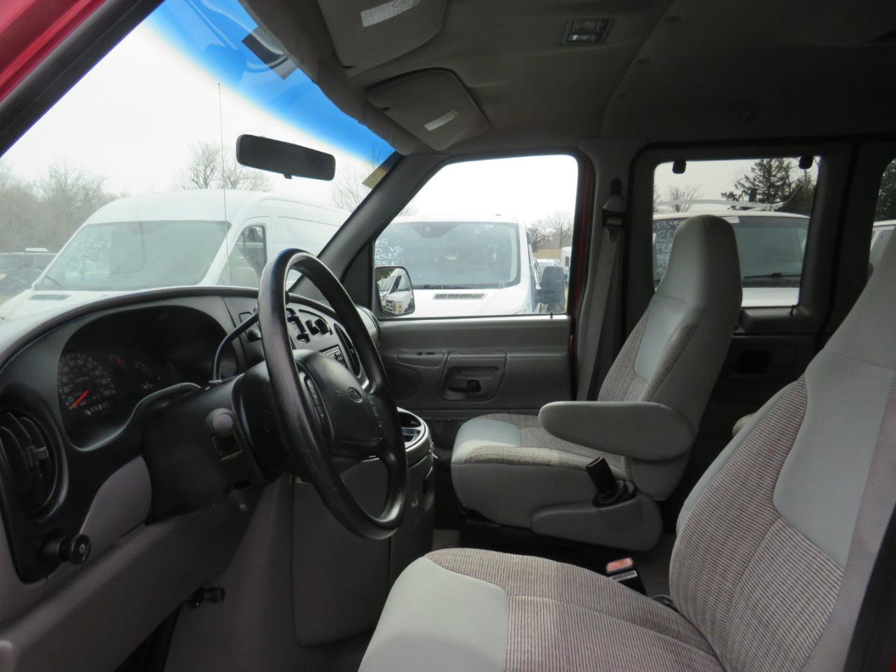 Used 1999 Ford E-150 and Econoline 150 Wagon RWD image 16