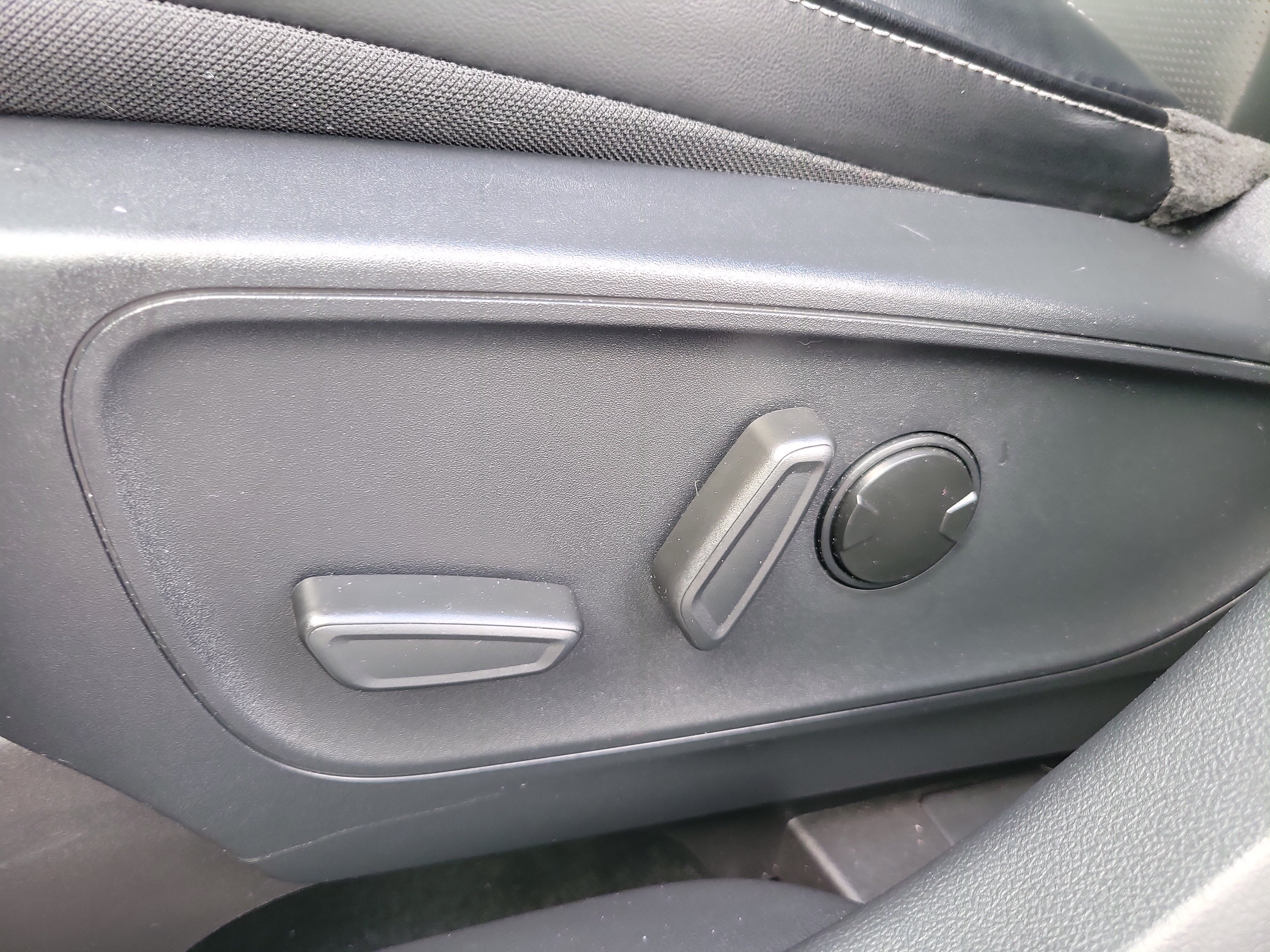 Used 2025 Ford Escape Platinum AWD/4WD image 21