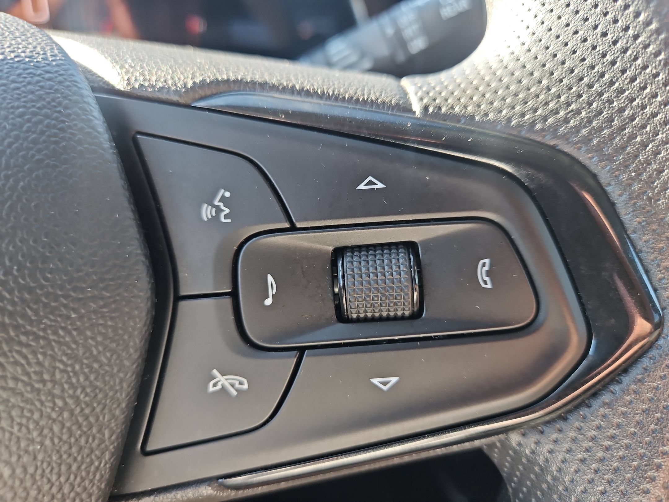 Used 2025 Chevrolet Trax LT FWD image 28