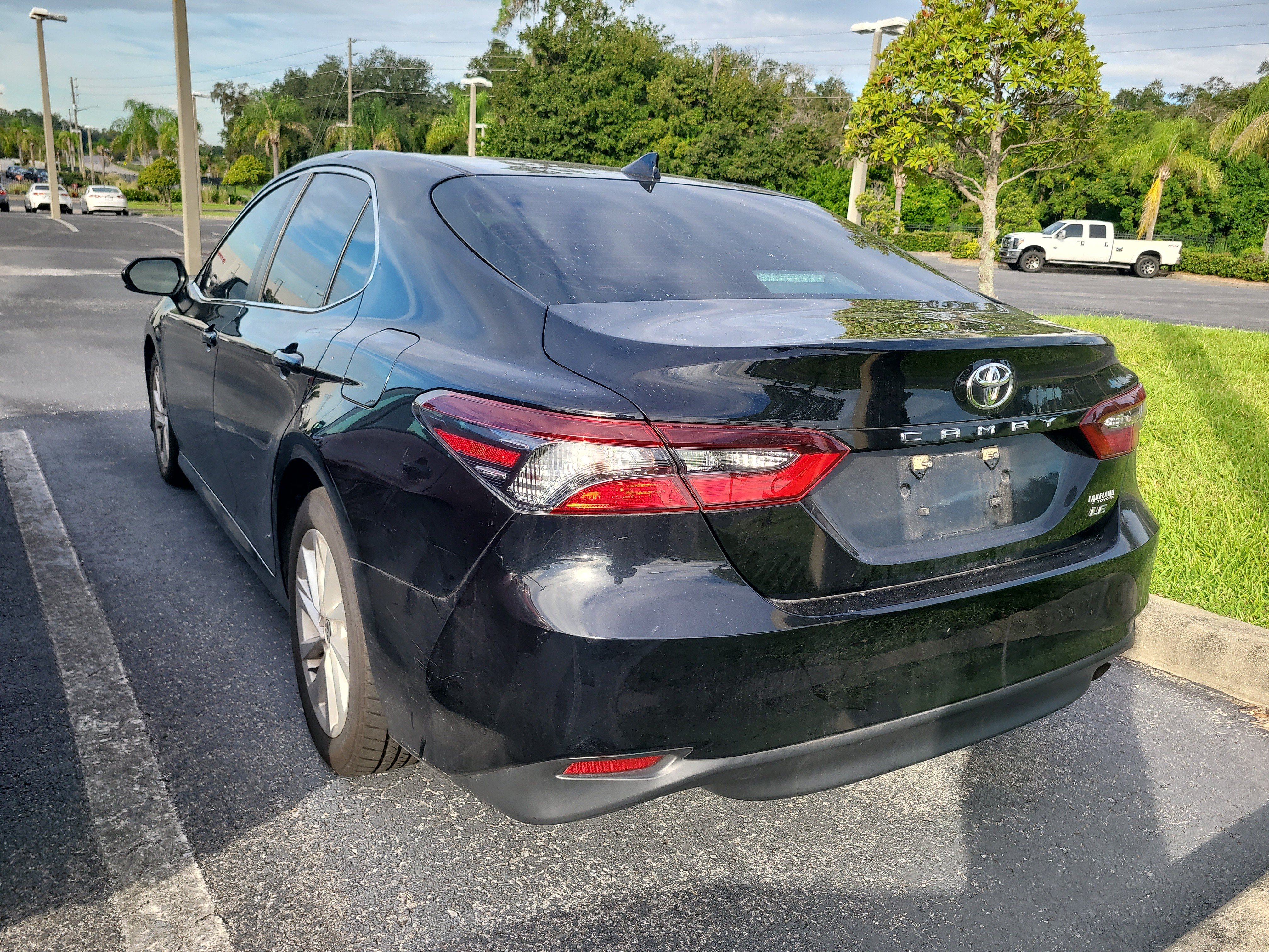 Used 2022 Toyota Camry LE FWD image 5