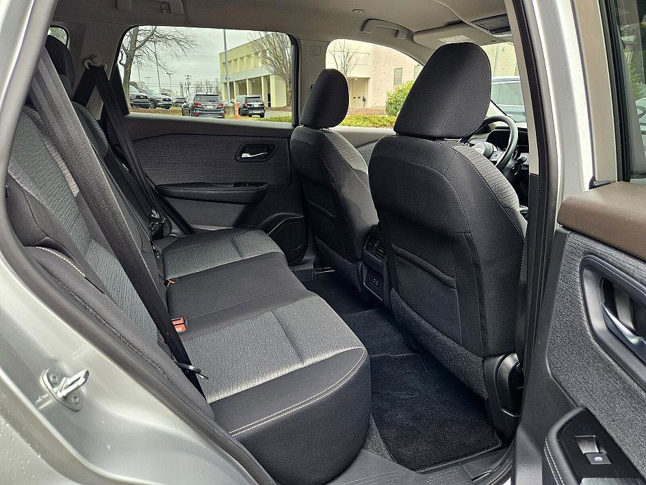 Used 2022 Nissan Rogue SV image 15