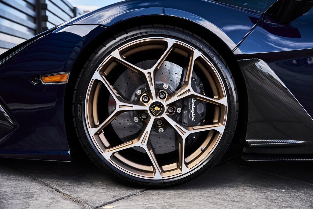 Used 2025 Lamborghini Revuelto AWD/4WD image 3