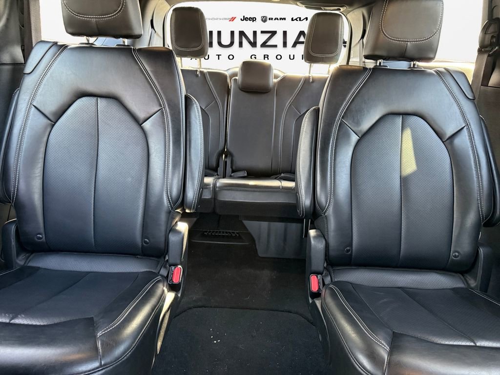 Used 2025 Chrysler Pacifica Select image 16