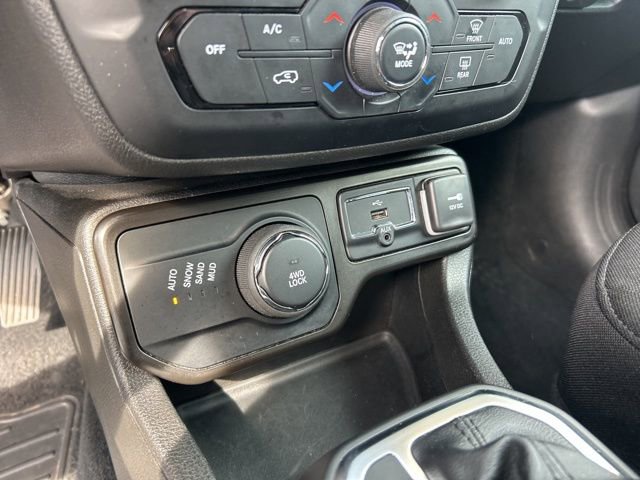 Used 2023 Jeep Renegade Latitude AWD/4WD image 25