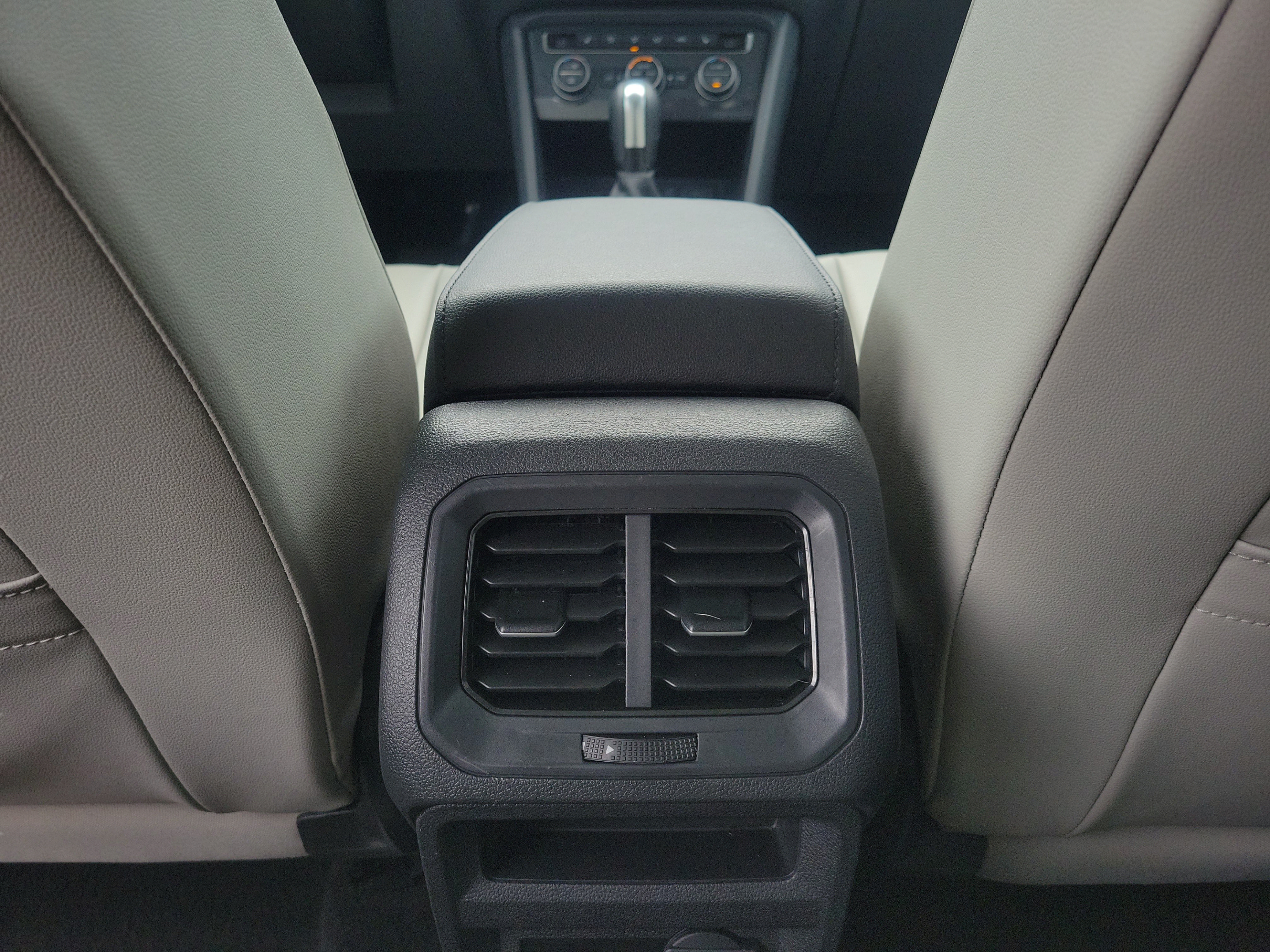 Used 2020 Volkswagen Tiguan SE w/ Panoramic Sunroof Package FWD image 10