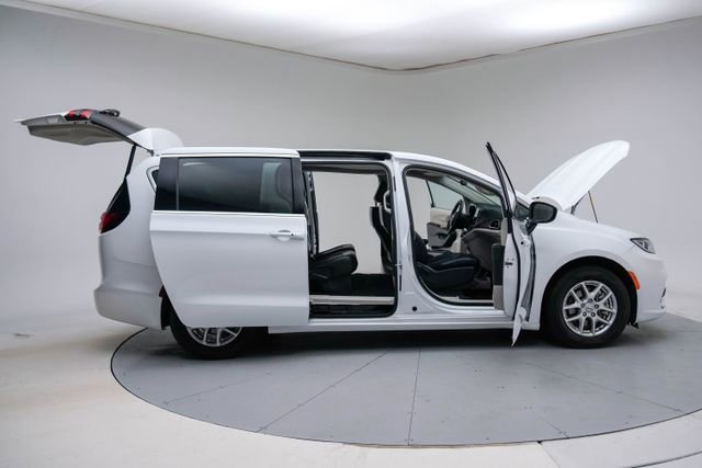 Used 2024 Chrysler Pacifica Touring-L image 15