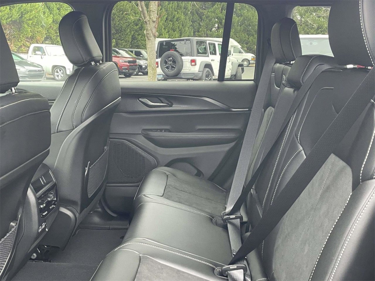 New 2025 Jeep Grand Cherokee Altitude image 23