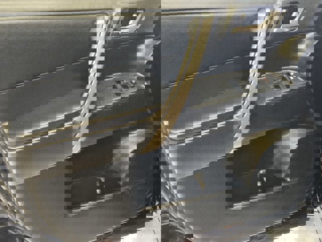 Used 2010 Toyota Highlander SE image 18