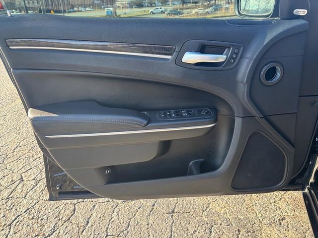 Used 2018 Chrysler 300 Limited image 9