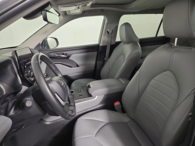 Used 2024 Toyota Highlander XLE AWD/4WD image 13
