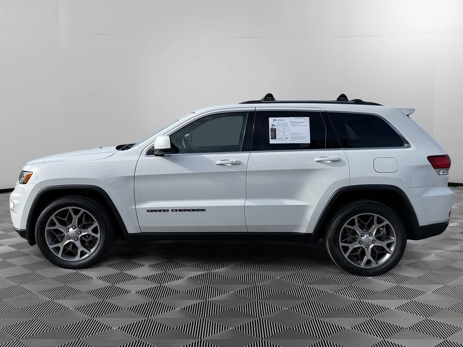 Used 2021 Jeep Grand Cherokee Laredo image 2