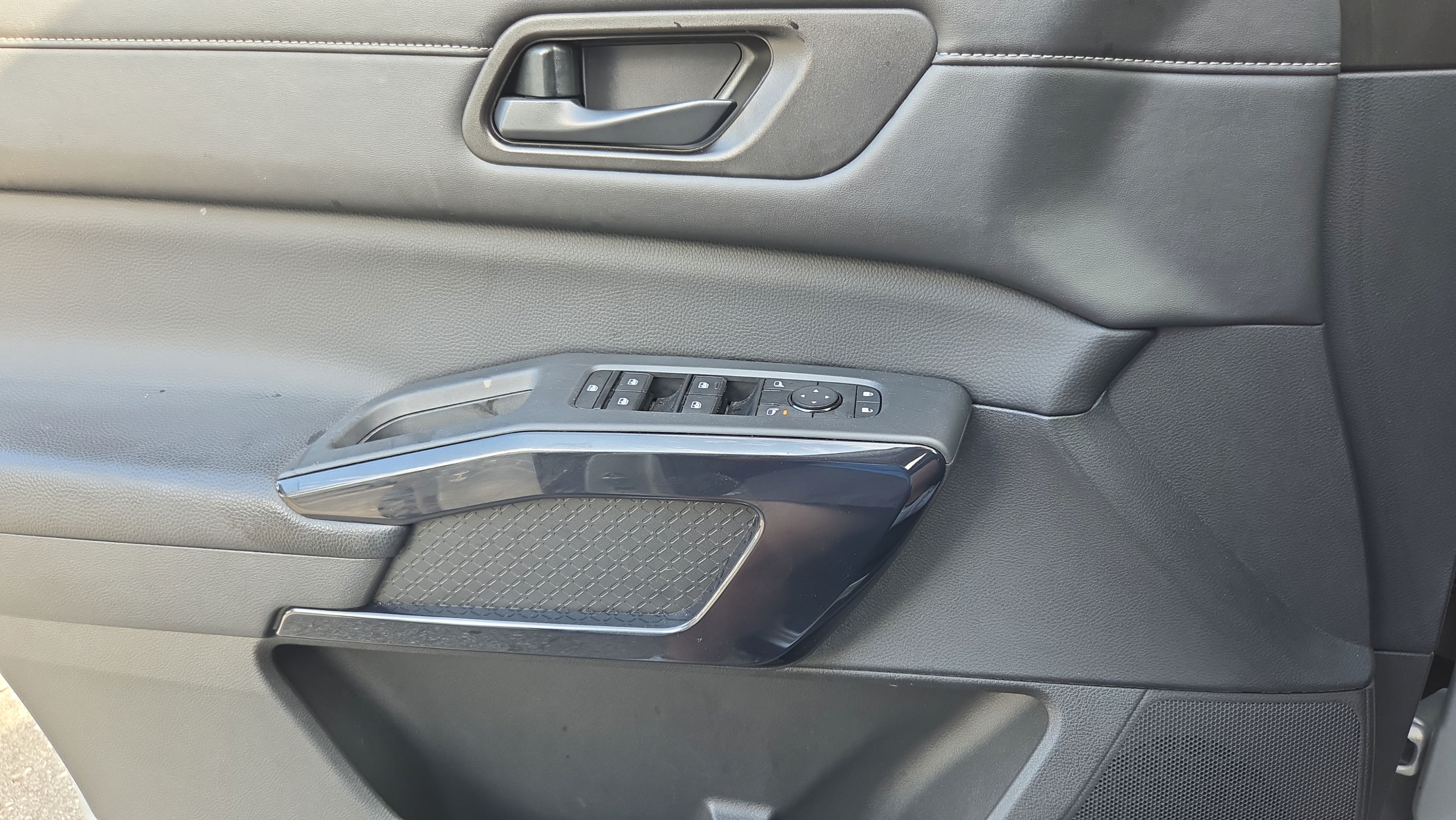 Used 2025 Nissan Pathfinder SV FWD image 27