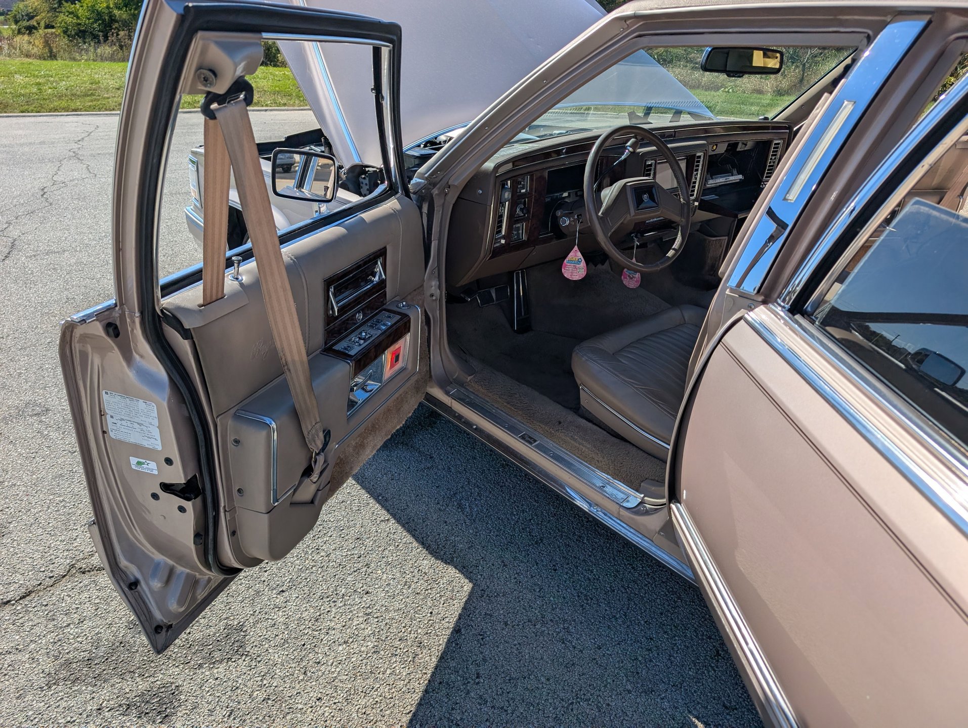 Used 1990 Cadillac Brougham image 66