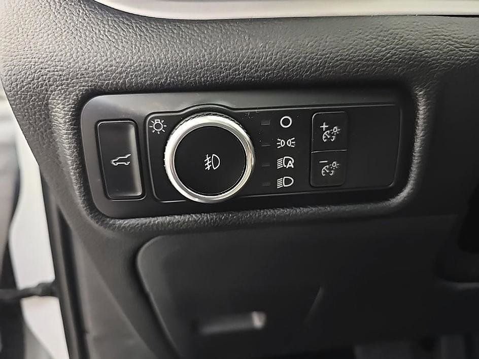 Used 2023 Ford Explorer XLT w/ Equipment Group 202A AWD/4WD image 14