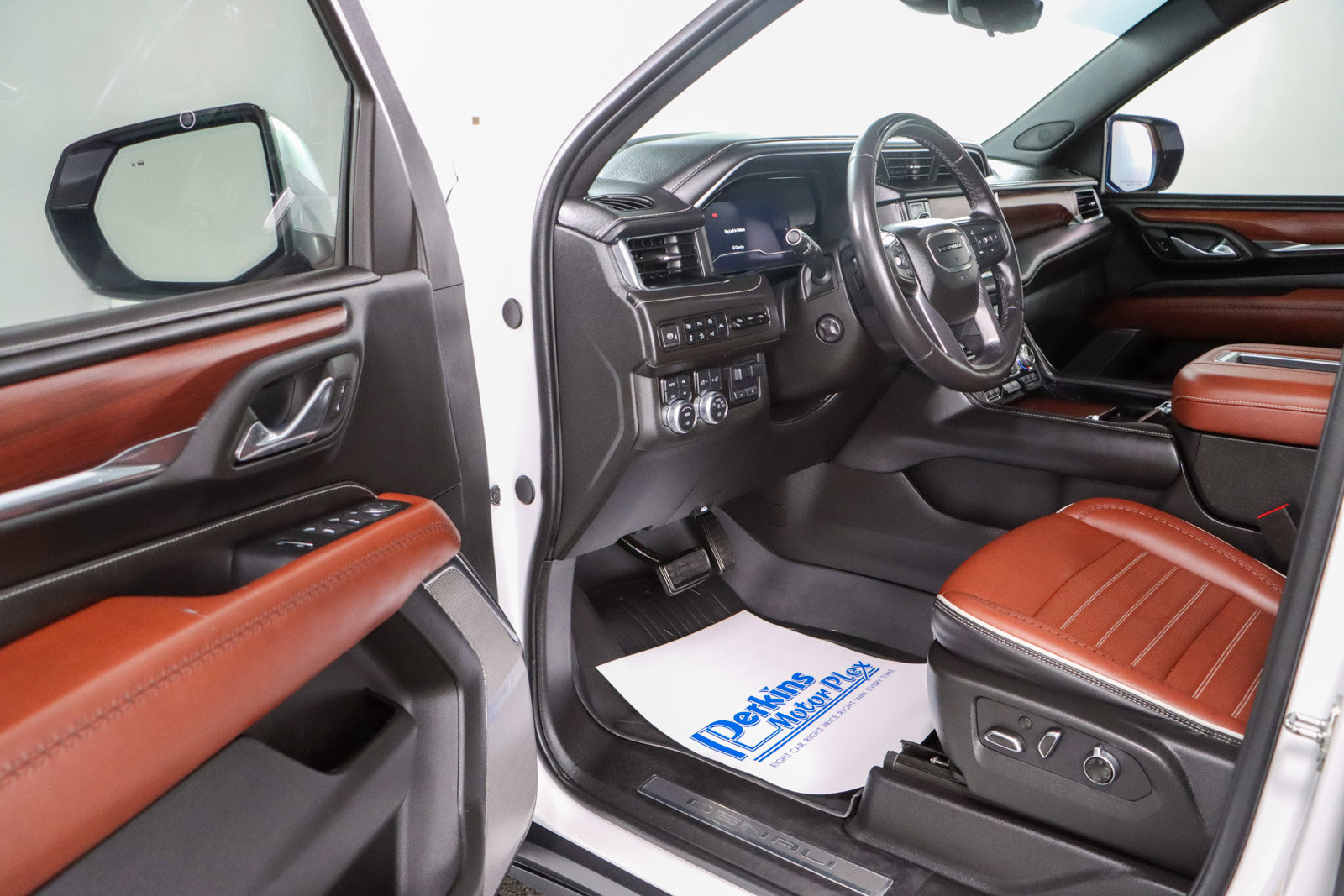 Used 2023 GMC Yukon Denali Ultimate image 3