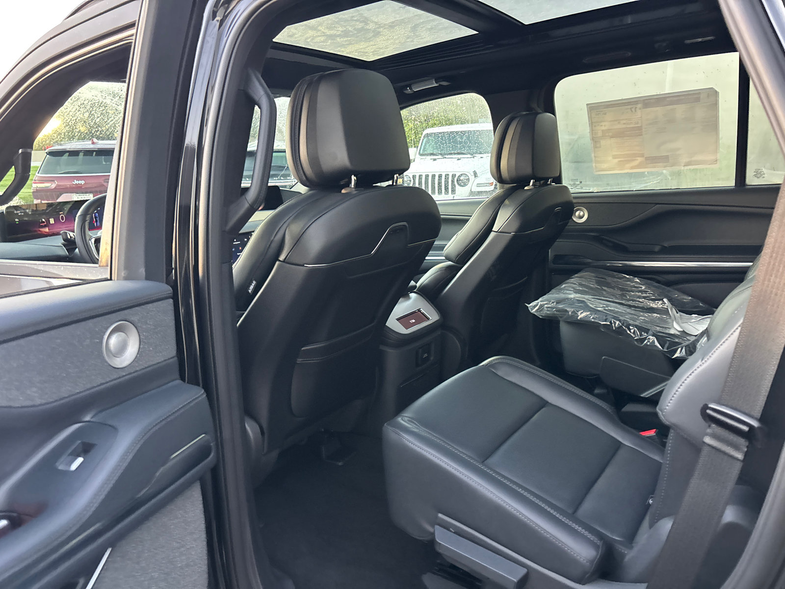 New 2027 Lincoln Navigator Reserve w/ Jet Appearance Package AWD/4WD image 27