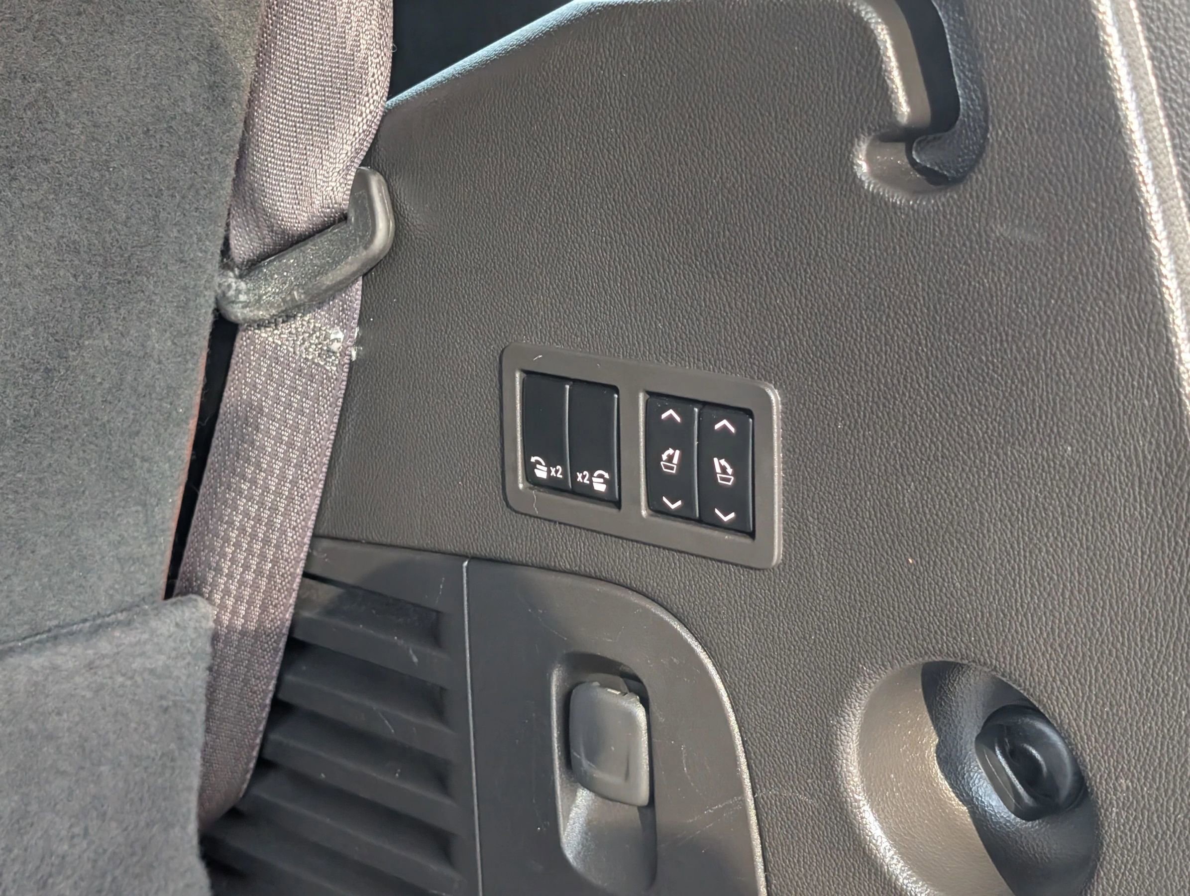 Used 2016 Cadillac Escalade Luxury image 11