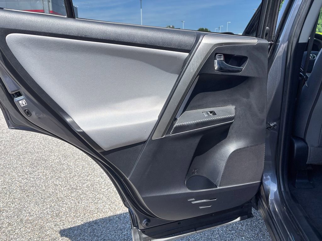 Used 2015 Toyota RAV4 XLE AWD/4WD image 38