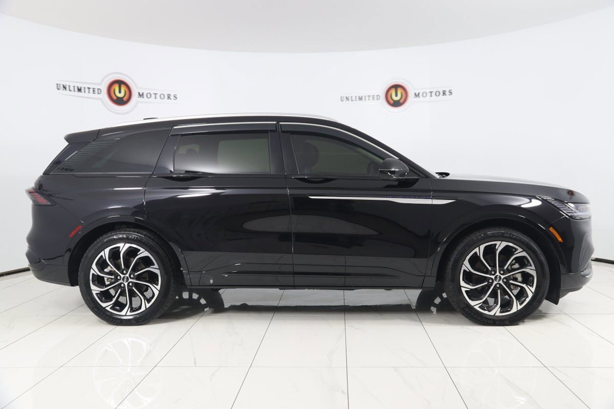 Used 2025 Lincoln Nautilus Reserve AWD/4WD image 2