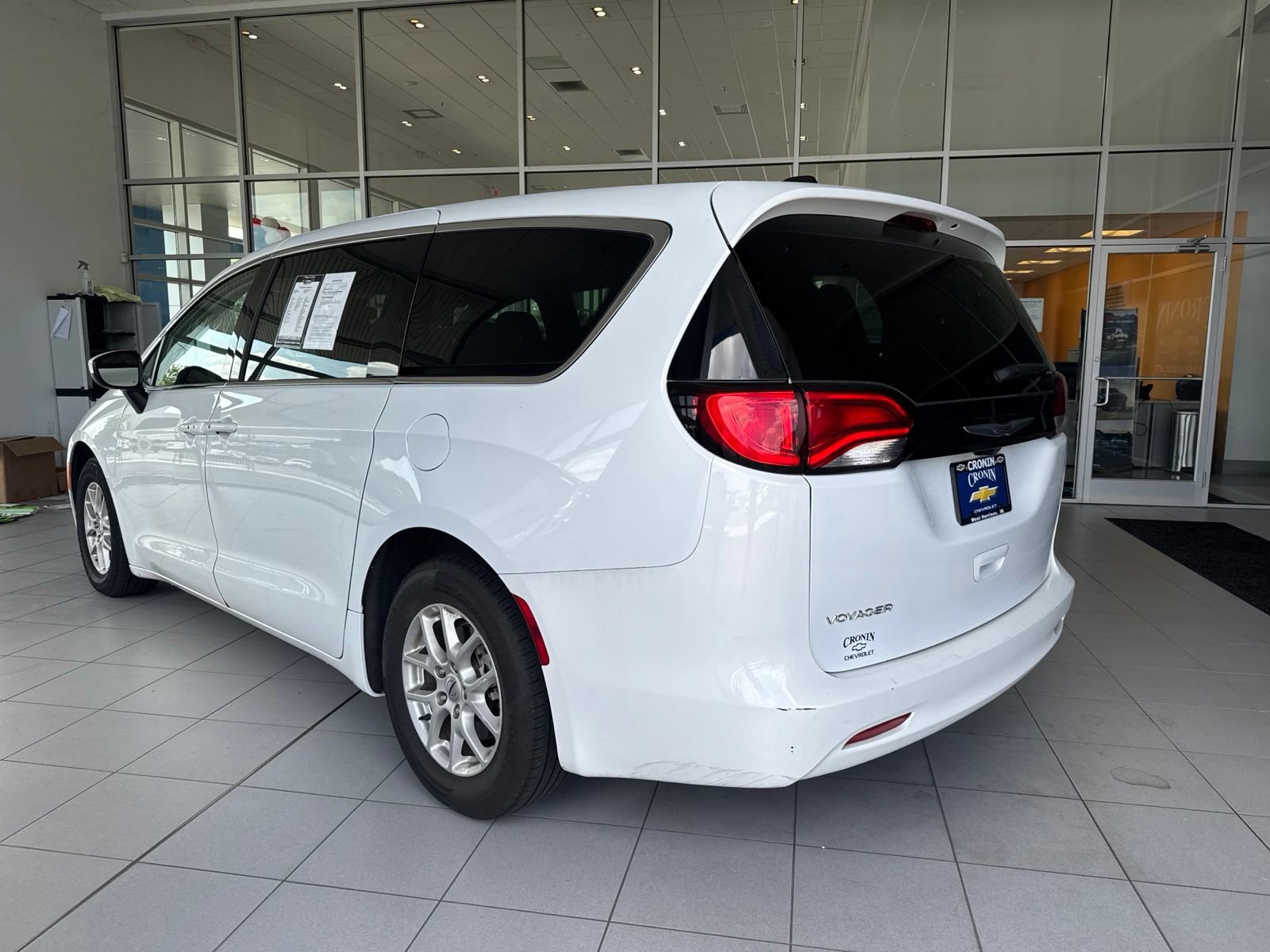Used 2023 Chrysler Voyager LX FWD image 9