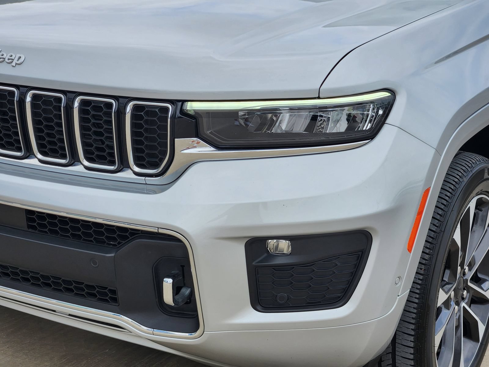 Used 2024 Jeep Grand Cherokee Overland AWD/4WD image 9