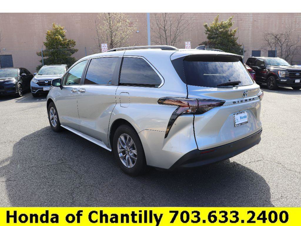 Used 2024 Toyota Sienna XLE image 5