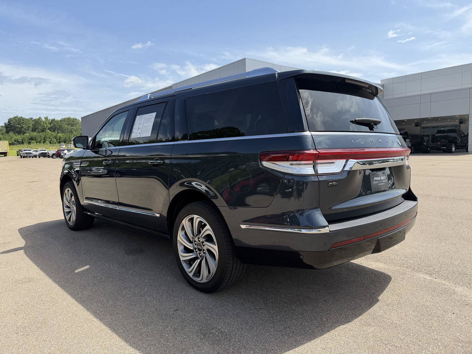 Used 2024 Lincoln Navigator L Reserve AWD/4WD image 4