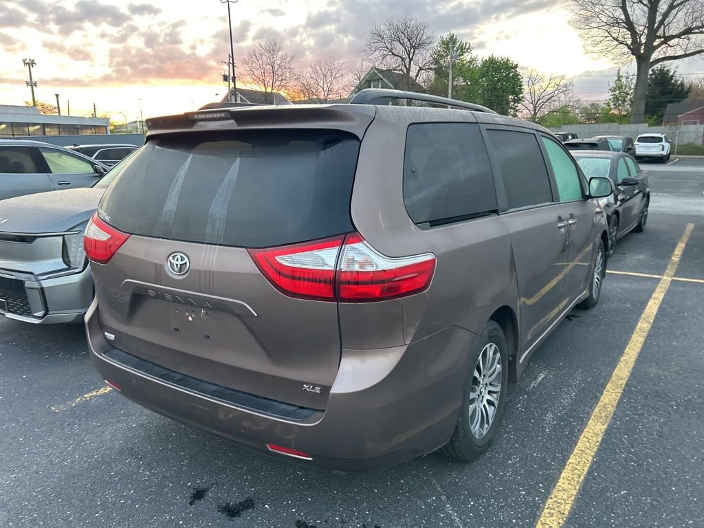 Used 2019 Toyota Sienna XLE w/ XLE Navigation Package FWD image 6