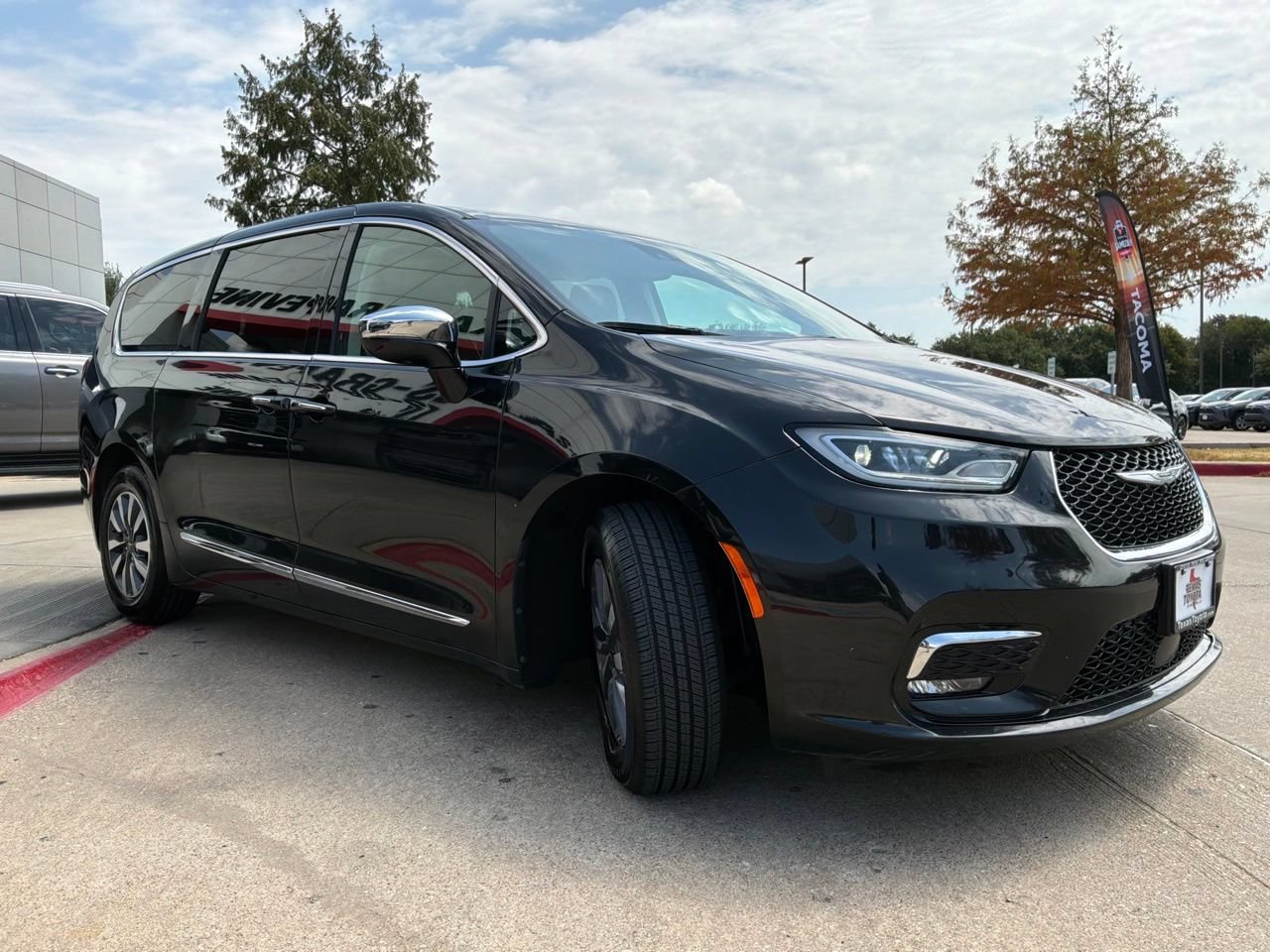 Used 2023 Chrysler Pacifica Limited FWD image 4