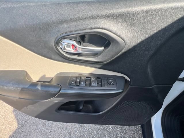 Used 2015 Jeep Cherokee Latitude FWD image 23