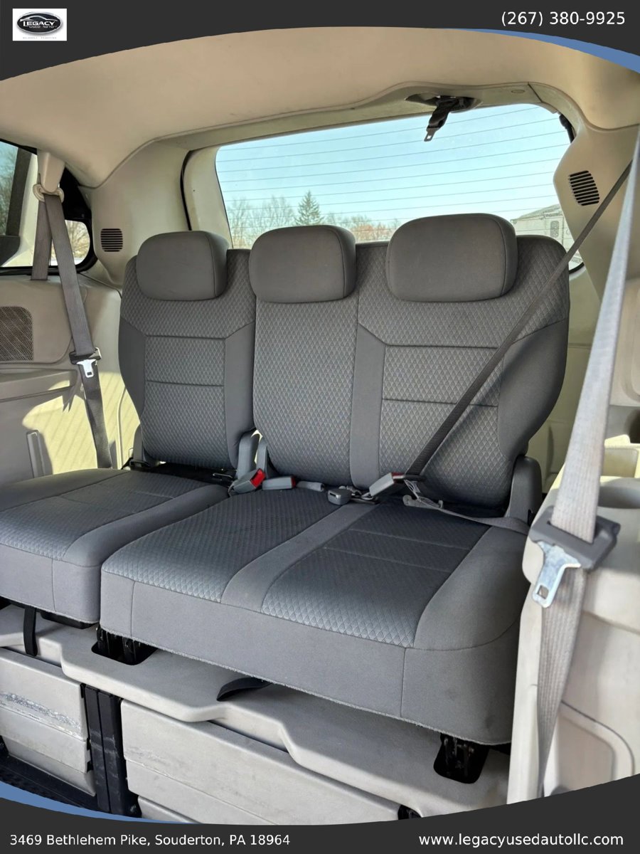 Used 2010 Chrysler Town & Country Touring FWD image 33