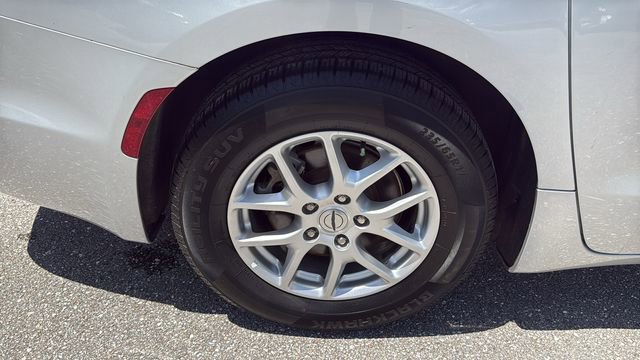 Used 2023 Chrysler Pacifica Touring-L FWD image 11