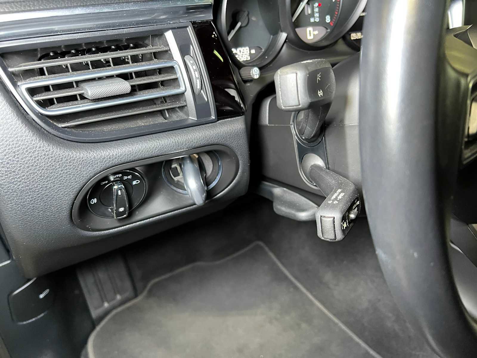 Used 2024 Porsche Macan image 26