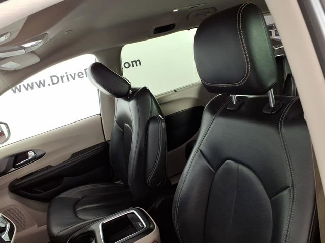 Used 2022 Chrysler Pacifica Touring-L FWD image 13