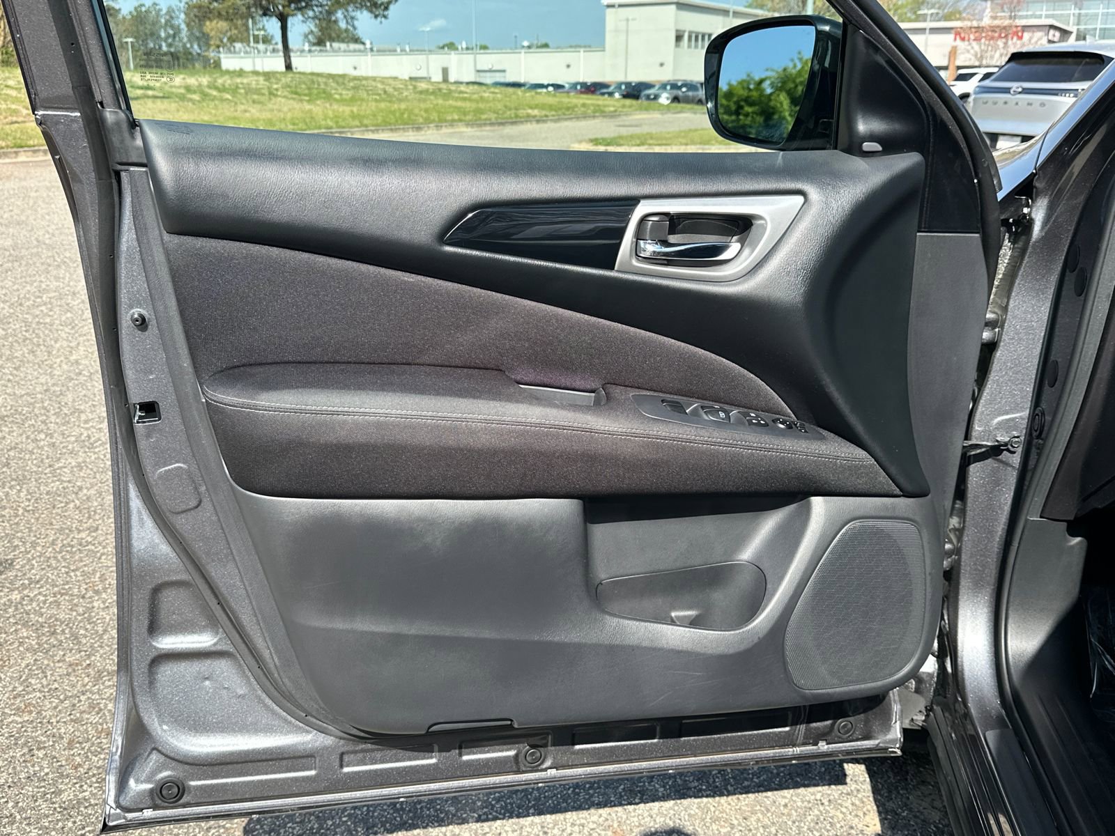 Used 2017 Nissan Pathfinder SV w/ SV Tech Package image 8