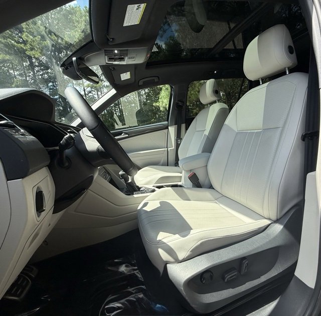 Used 2022 Volkswagen Tiguan SE R-Line image 4