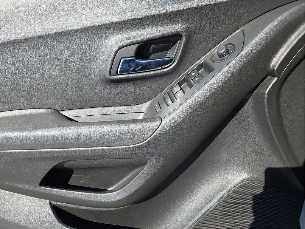 Used 2018 Chevrolet Trax LT w/ LT Convenience Package image 14