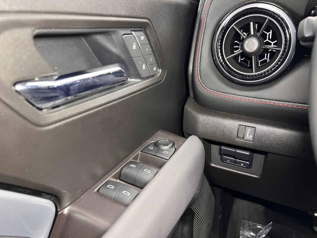 Used 2025 Chevrolet Colorado Z71 w/ Midnight Edition image 15